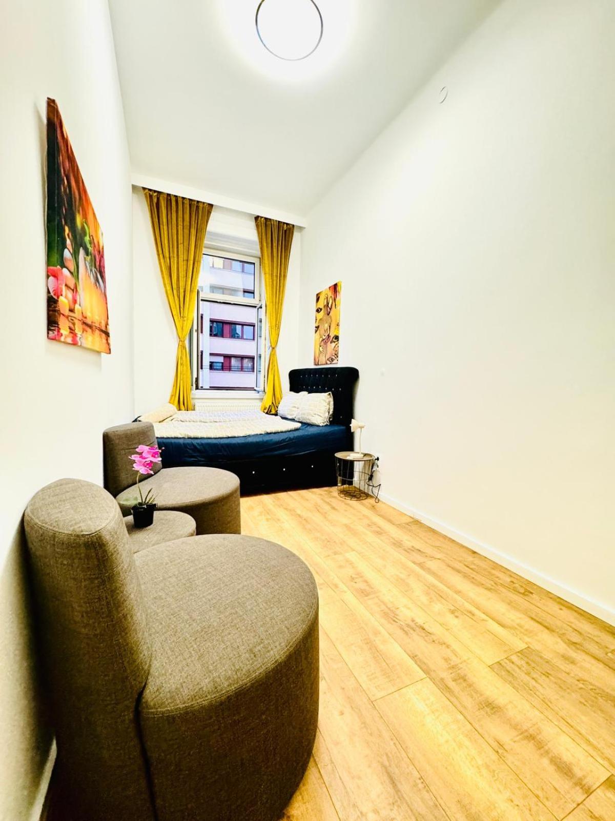 Cozy Private Rooms in 9-Bedroom Apartment Near Augarten