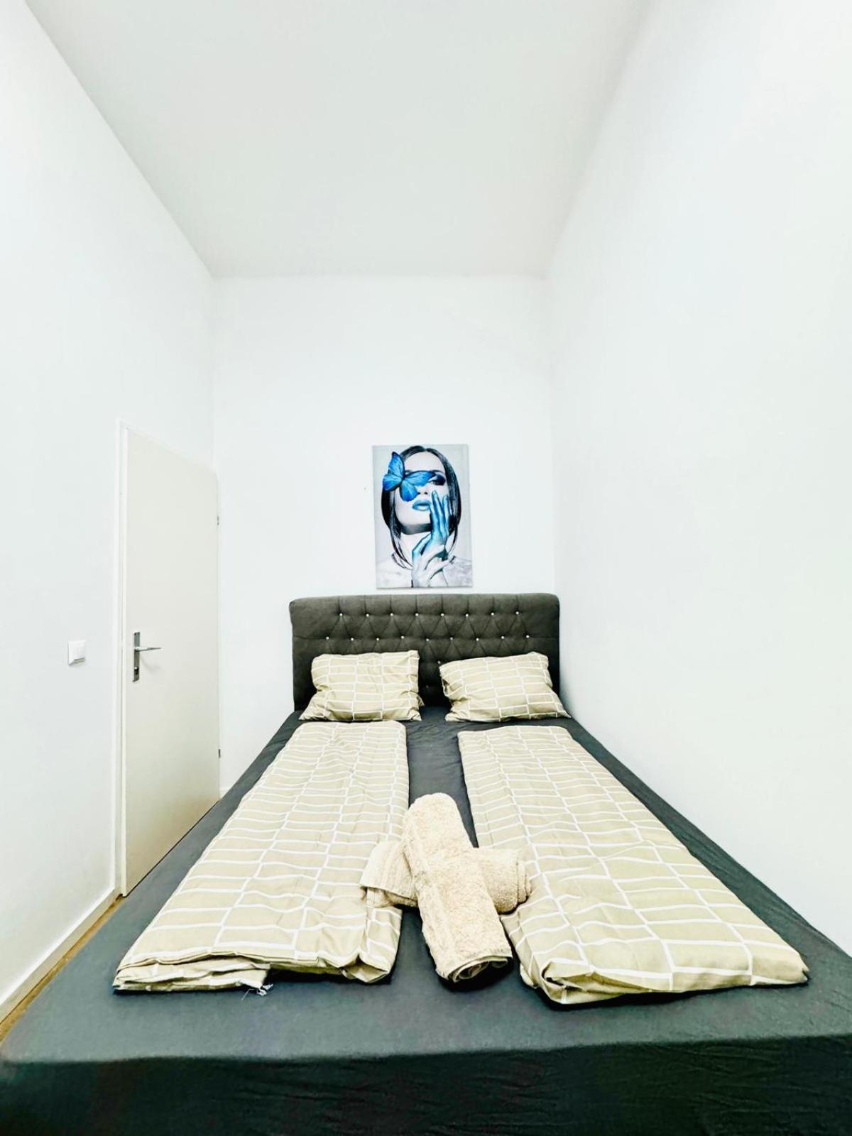Cozy Private Rooms in 9-Bedroom Apartment Near Augarten