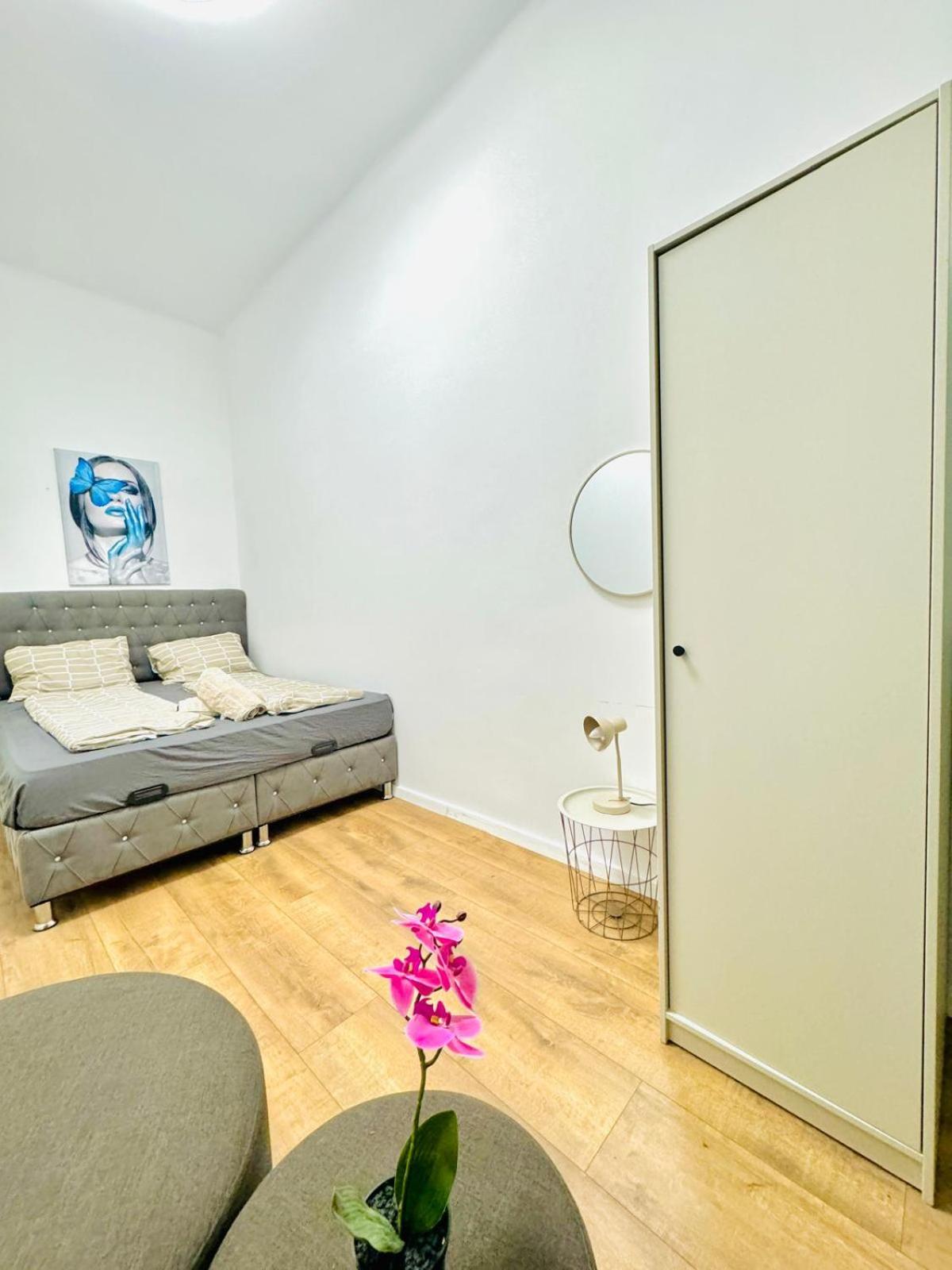 Cozy Private Rooms in 9-Bedroom Apartment Near Augarten