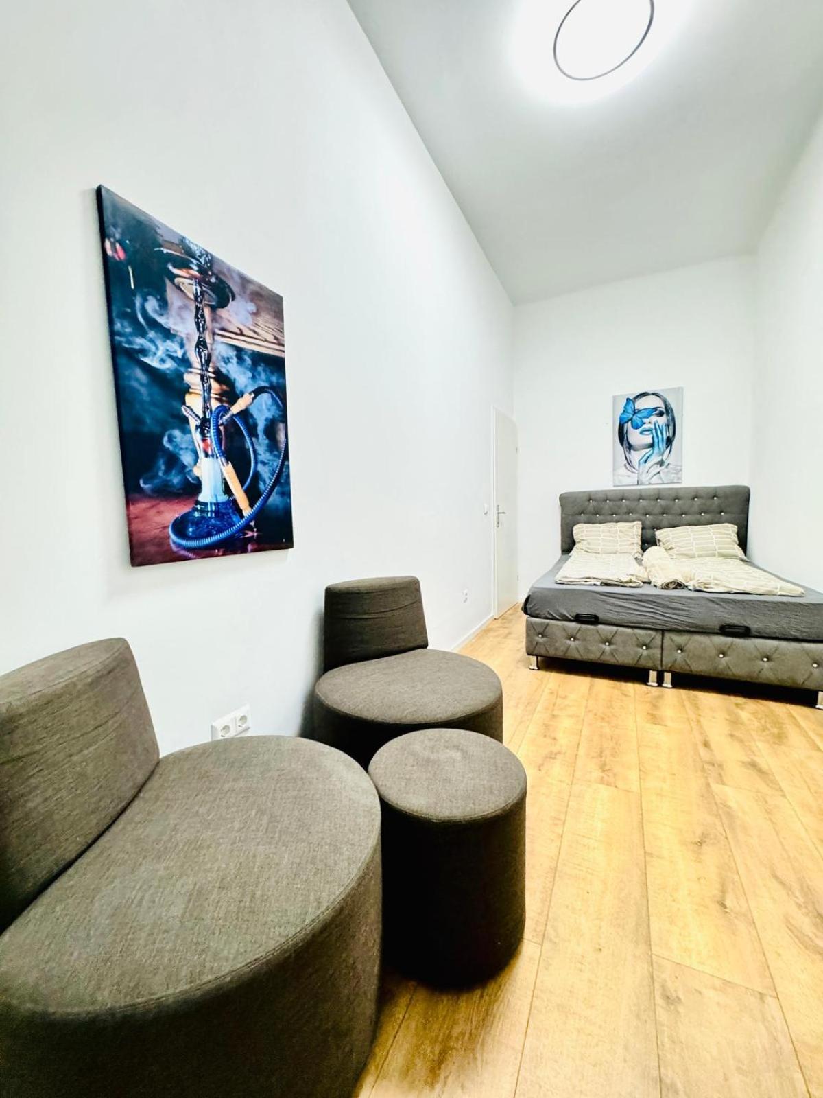 Cozy Private Rooms in 9-Bedroom Apartment Near Augarten
