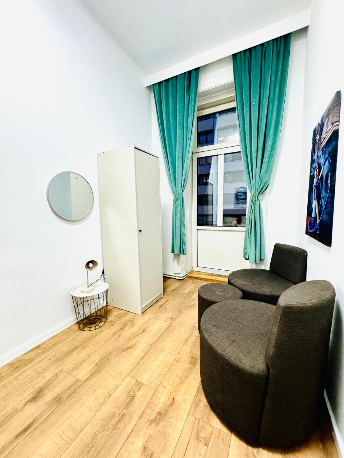 Cozy Private Rooms in 9-Bedroom Apartment Near Augarten
