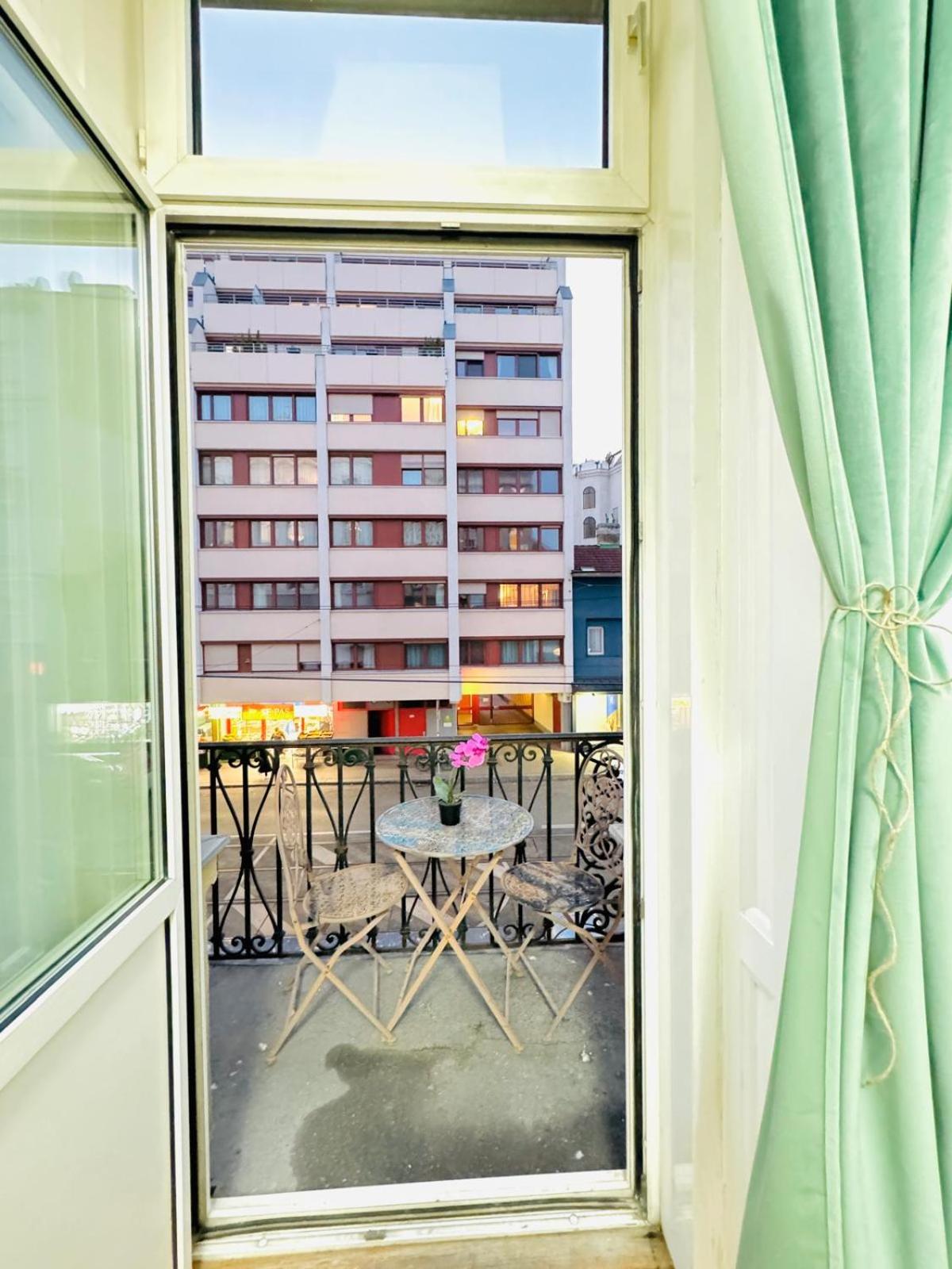 Cozy Private Rooms in 9-Bedroom Apartment Near Augarten
