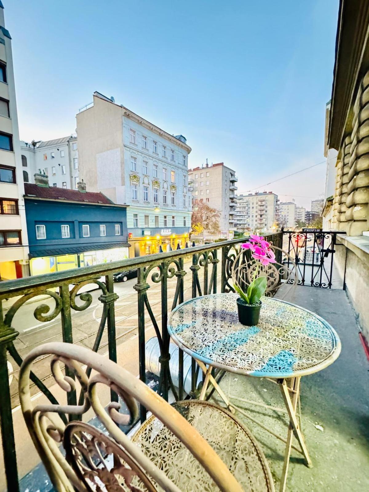 Cozy Private Rooms in 9-Bedroom Apartment Near Augarten