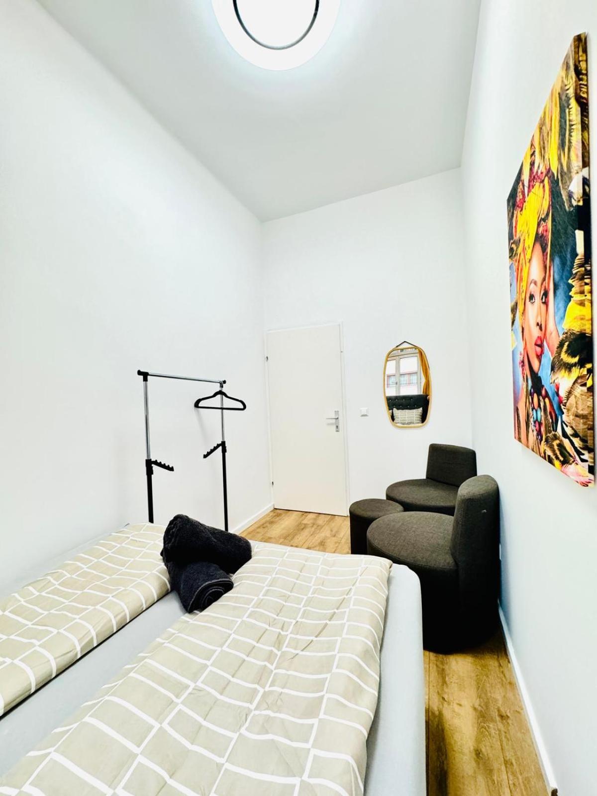 Cozy Private Rooms in 9-Bedroom Apartment Near Augarten