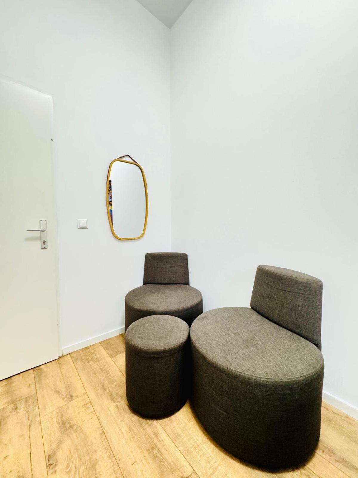 Cozy Private Rooms in 9-Bedroom Apartment Near Augarten