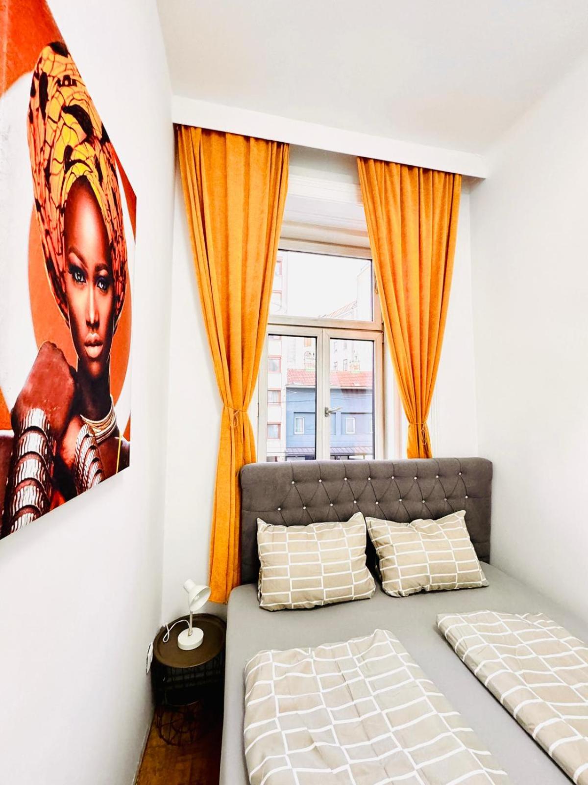Cozy Private Rooms in 9-Bedroom Apartment Near Augarten