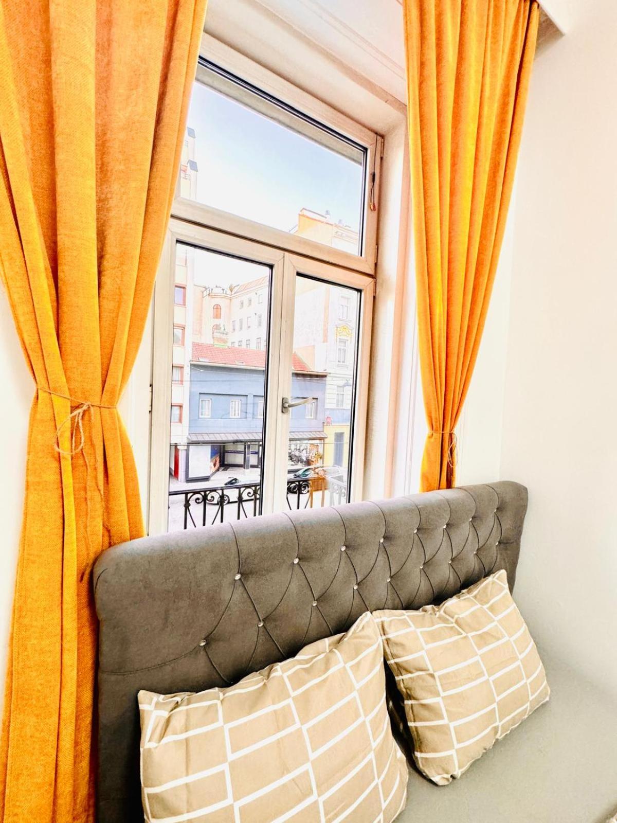 Cozy Private Rooms in 9-Bedroom Apartment Near Augarten
