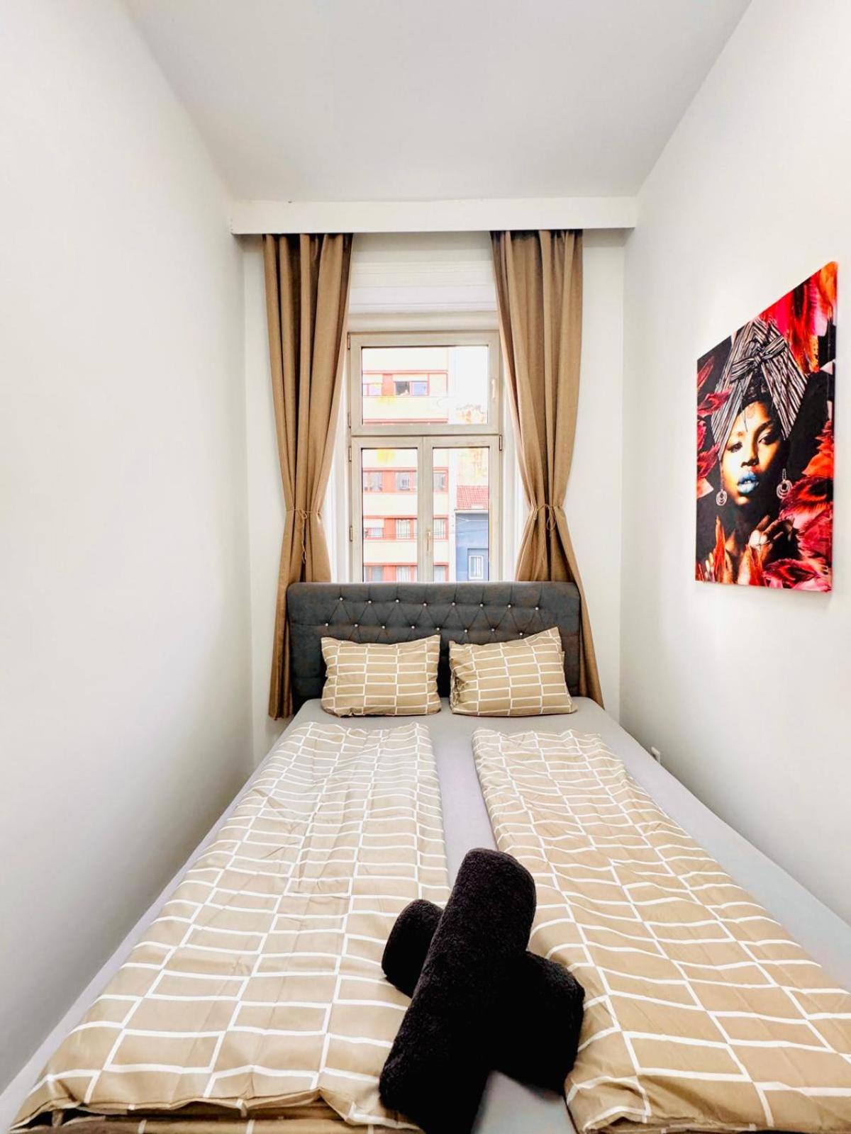 Cozy Private Rooms in 9-Bedroom Apartment Near Augarten