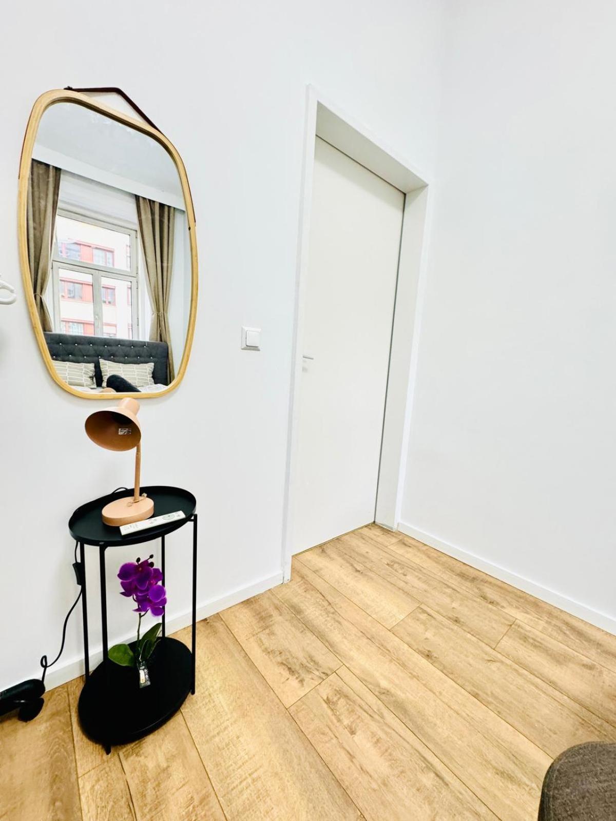 Cozy Private Rooms in 9-Bedroom Apartment Near Augarten
