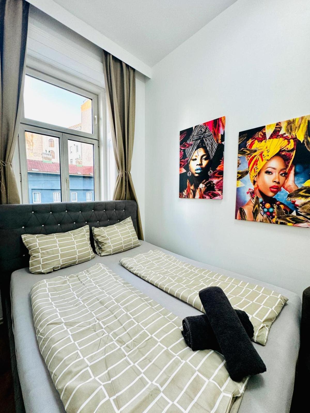Cozy Private Rooms in 9-Bedroom Apartment Near Augarten