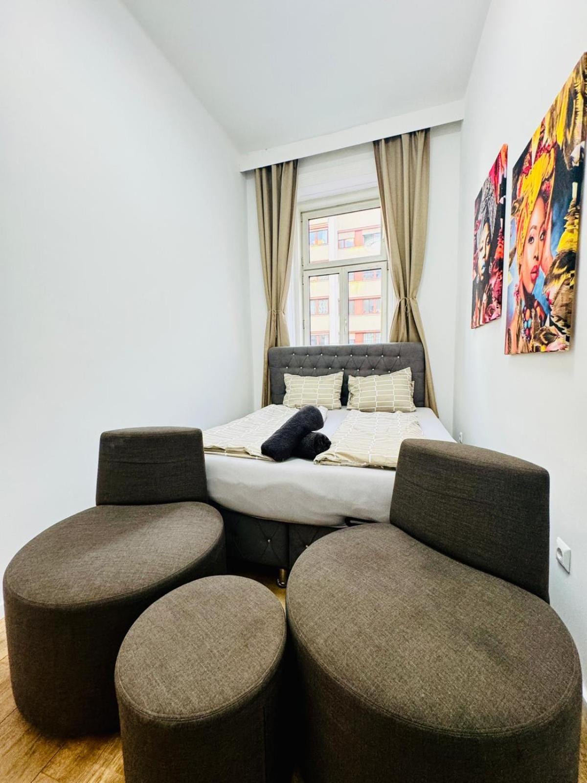 Cozy Private Rooms in 9-Bedroom Apartment Near Augarten