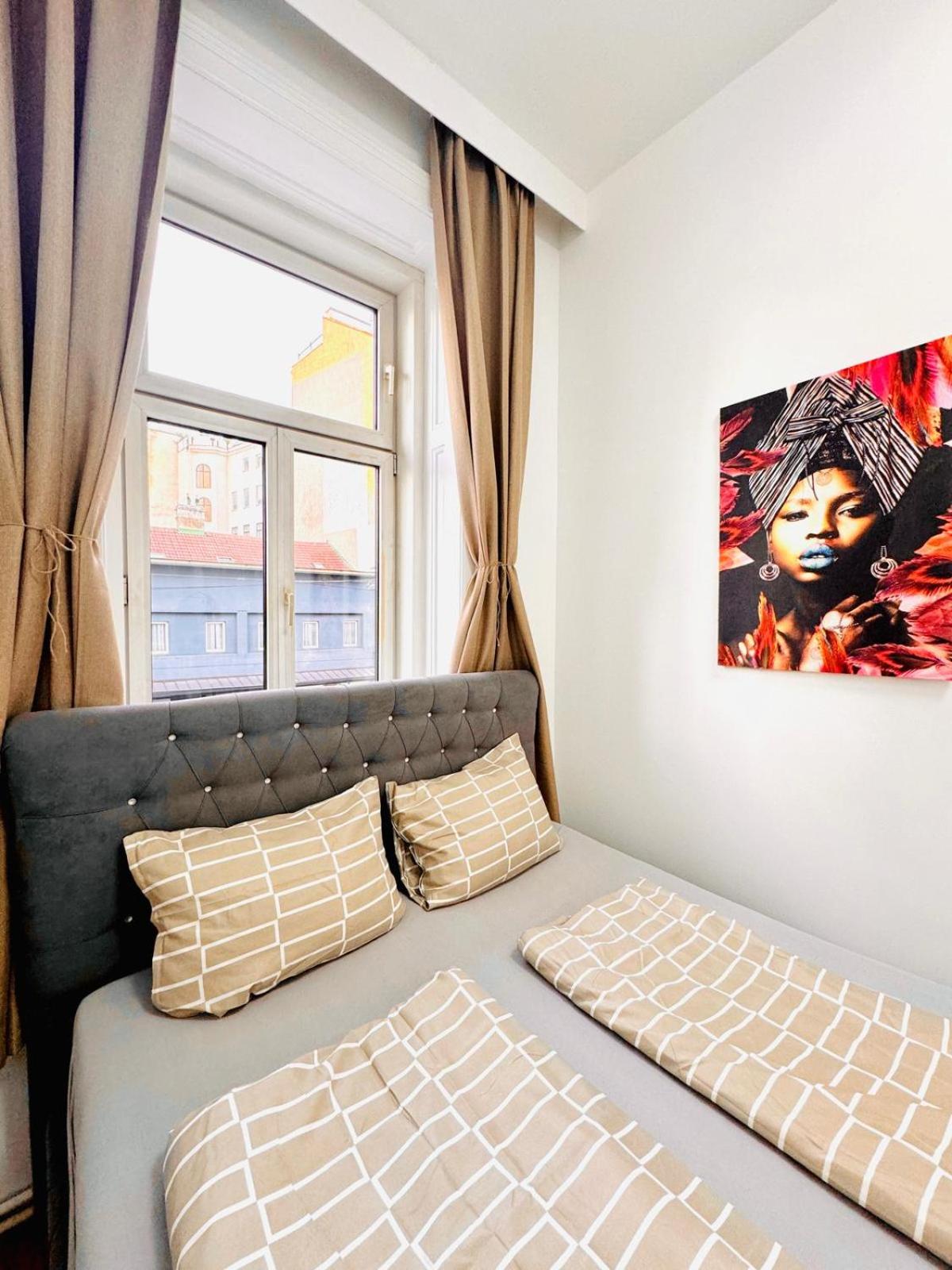 Cozy Private Rooms in 9-Bedroom Apartment Near Augarten
