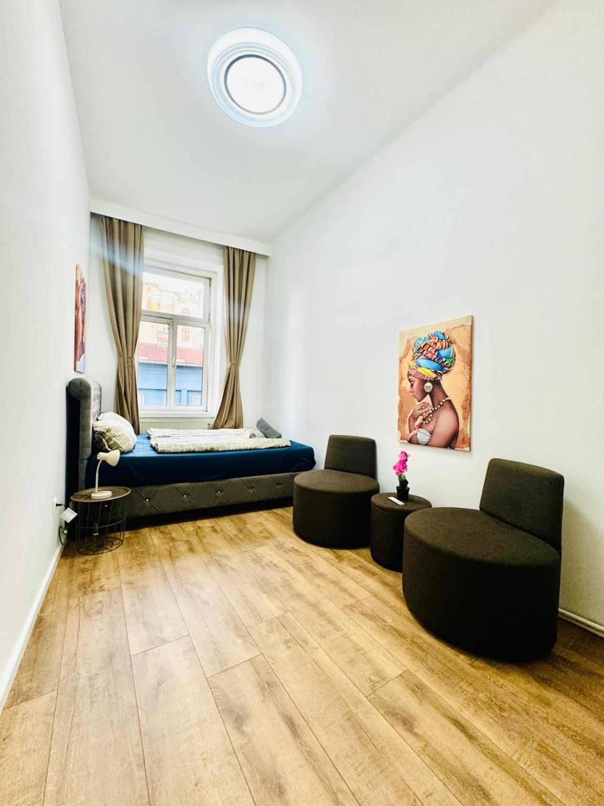 Cozy Private Rooms in 9-Bedroom Apartment Near Augarten