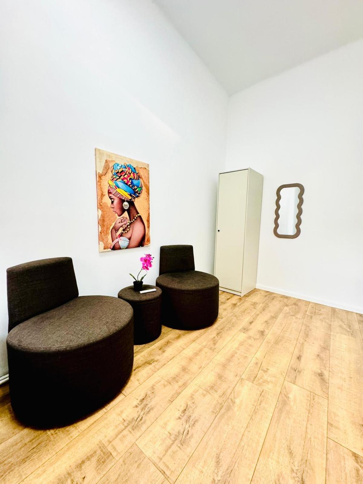 Cozy Private Rooms in 9-Bedroom Apartment Near Augarten