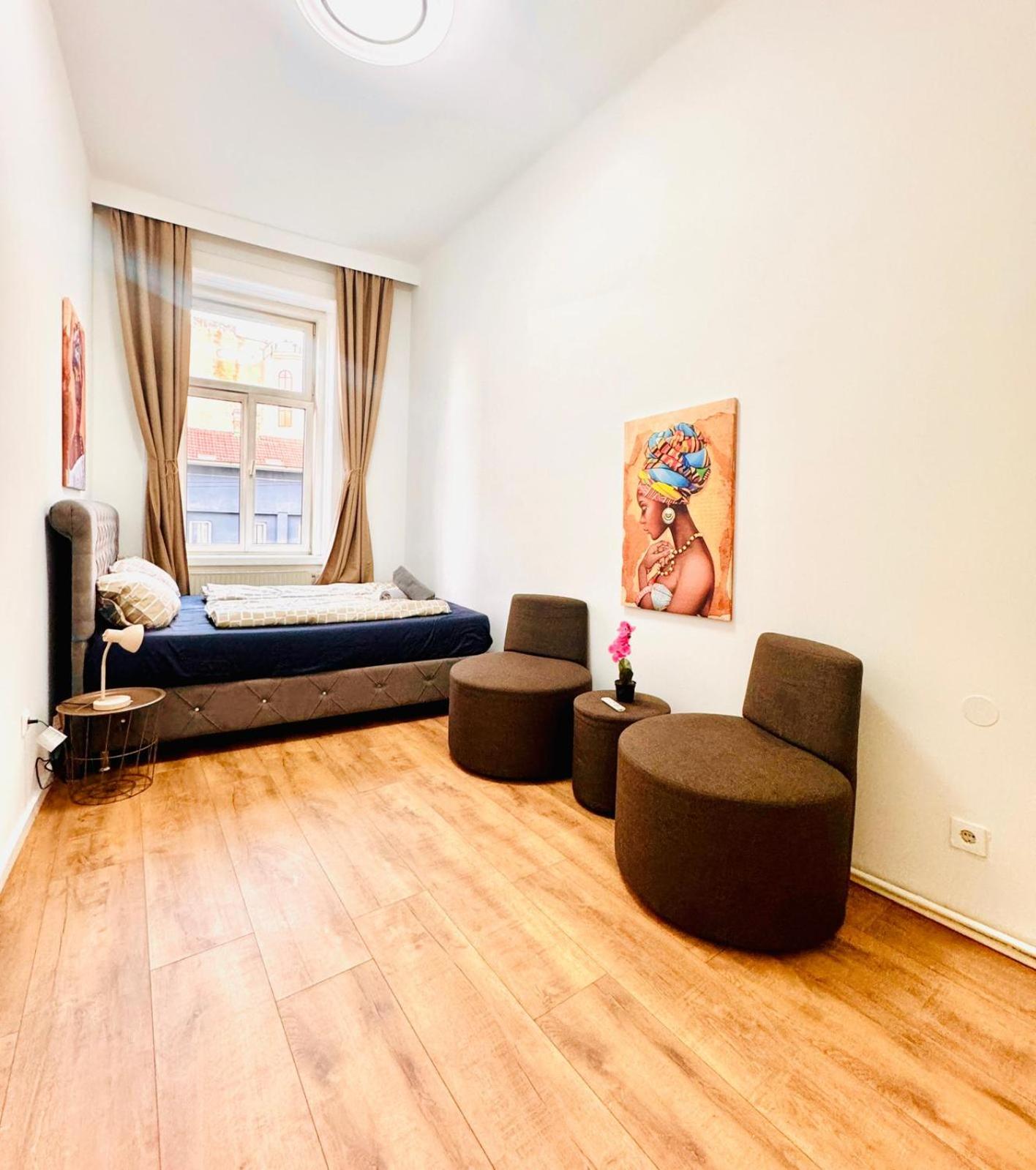 Cozy Private Rooms in 9-Bedroom Apartment Near Augarten