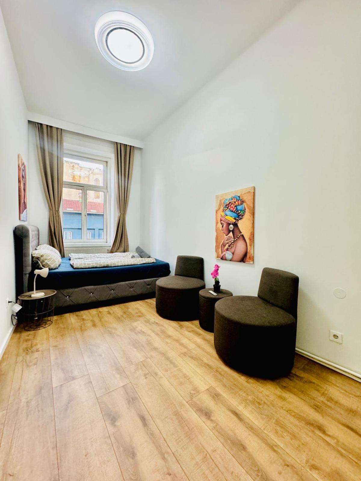 Cozy Private Rooms in 9-Bedroom Apartment Near Augarten