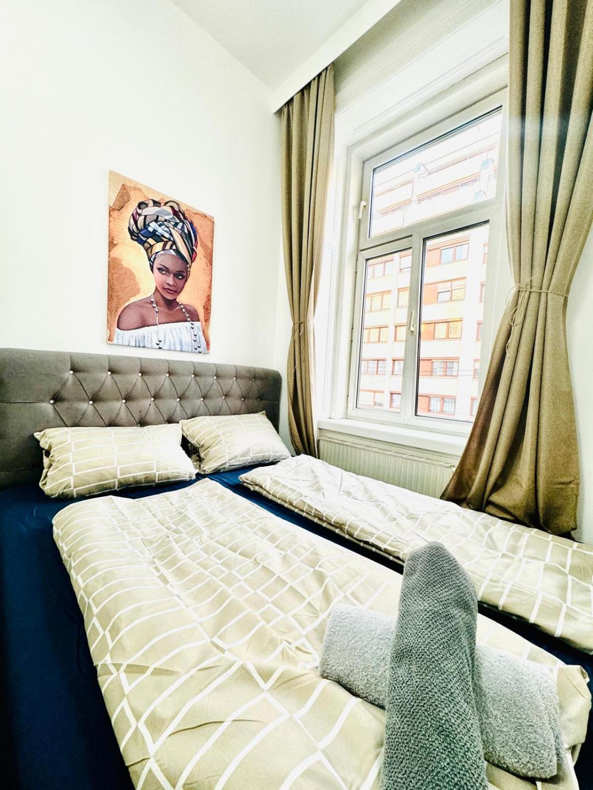Cozy Private Rooms in 9-Bedroom Apartment Near Augarten