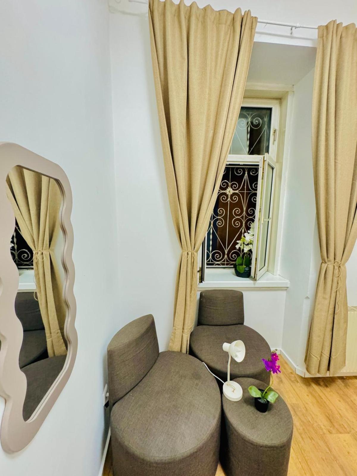 Cozy Private Rooms in 9-Bedroom Apartment Near Augarten