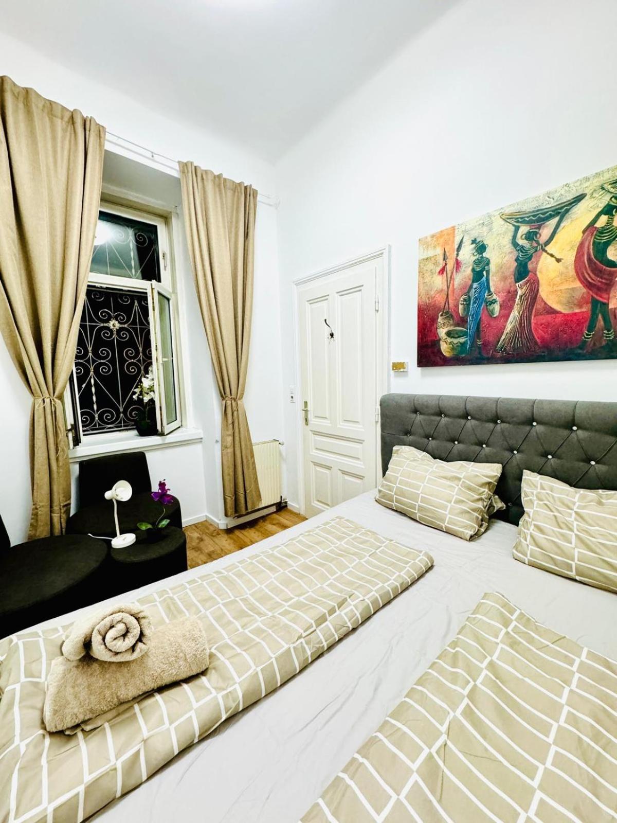 Cozy Private Rooms in 9-Bedroom Apartment Near Augarten