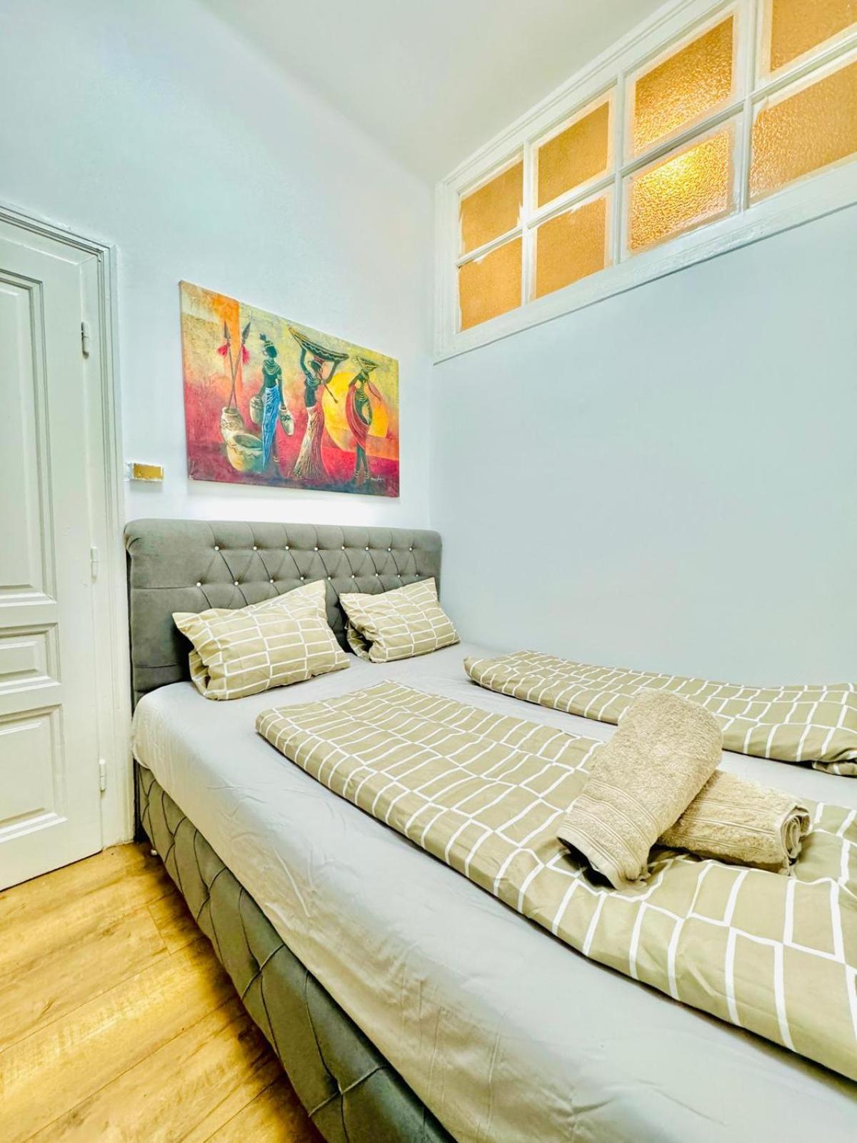 Cozy Private Rooms in 9-Bedroom Apartment Near Augarten