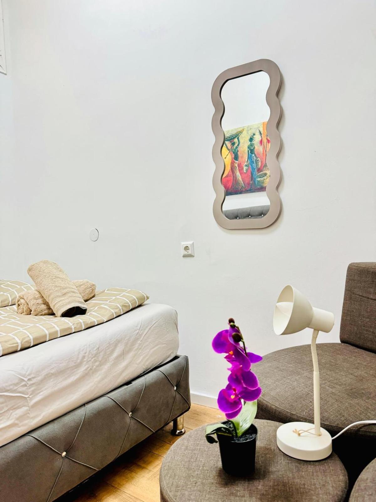 Cozy Private Rooms in 9-Bedroom Apartment Near Augarten