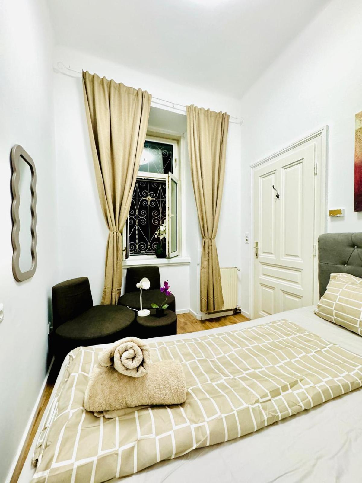 Cozy Private Rooms in 9-Bedroom Apartment Near Augarten