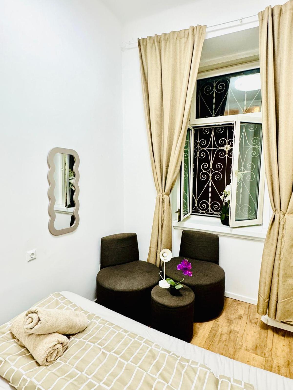 Cozy Private Rooms in 9-Bedroom Apartment Near Augarten