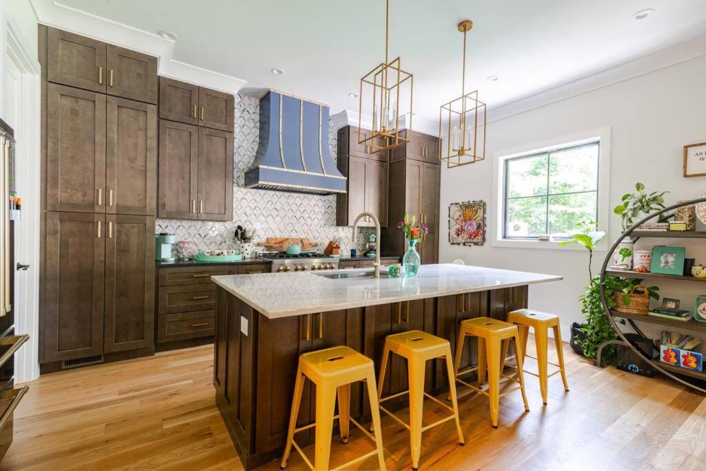Brand New 5 bedroom, 5 minutes to Uptown!