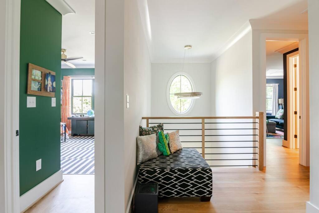 Brand New 5 bedroom, 5 minutes to Uptown!