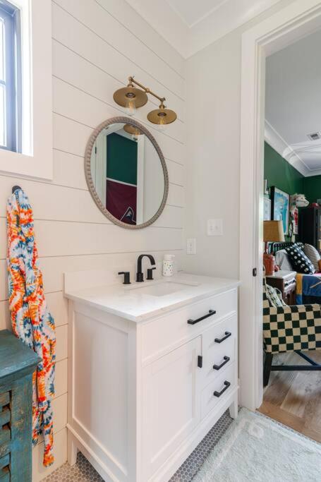 Brand New 5 bedroom, 5 minutes to Uptown!