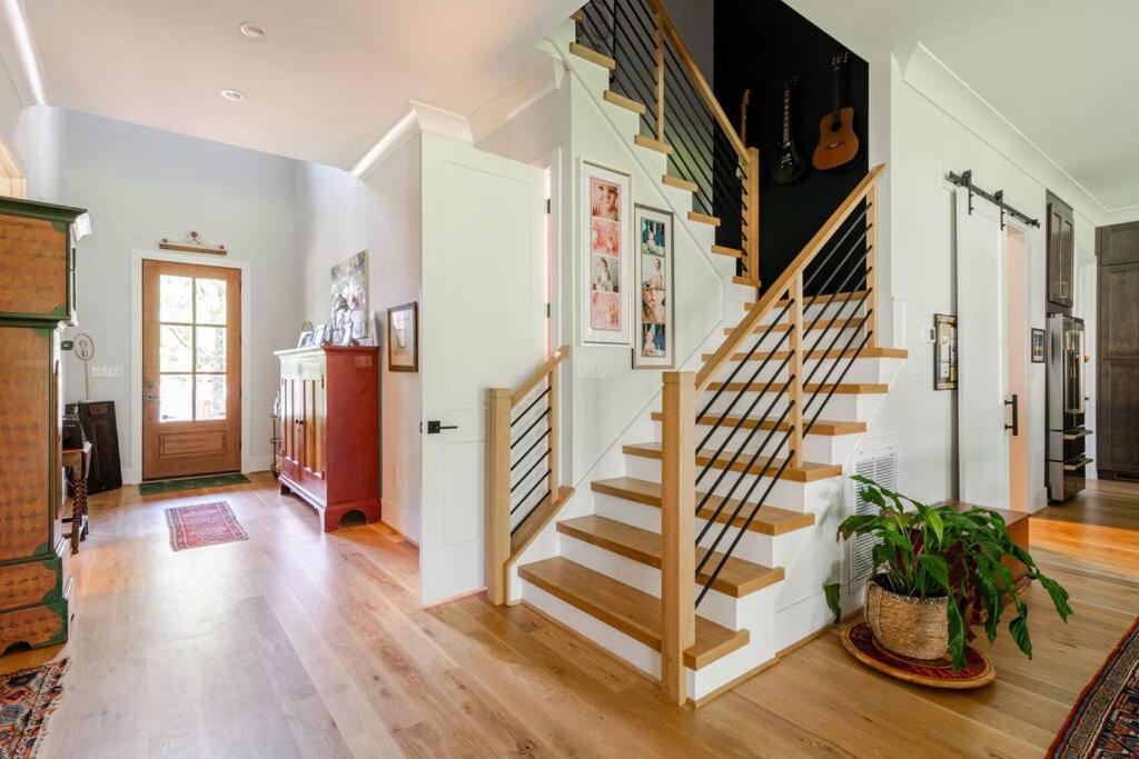 Brand New 5 bedroom, 5 minutes to Uptown!
