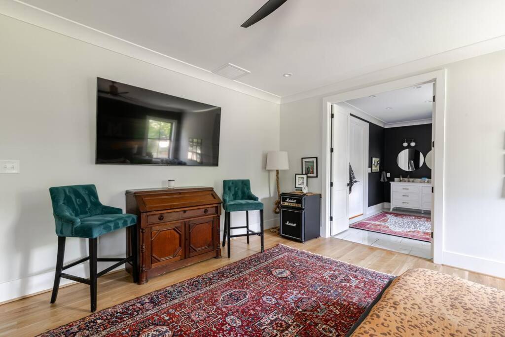 Brand New 5 bedroom, 5 minutes to Uptown!