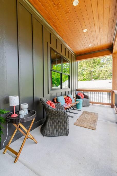 Brand New 5 bedroom, 5 minutes to Uptown!