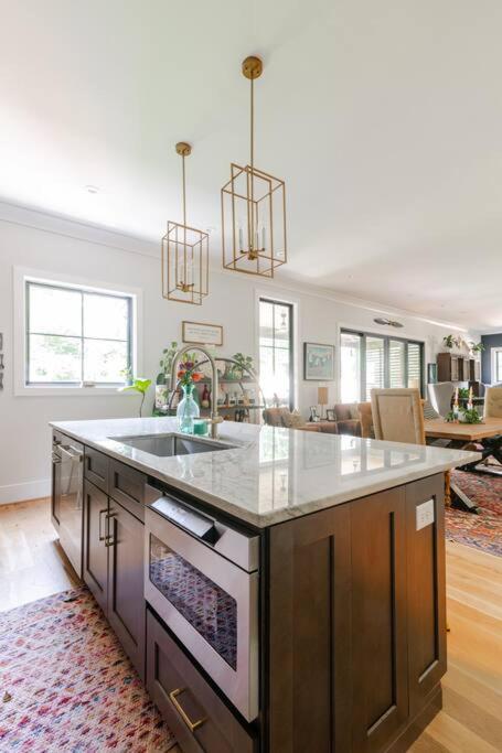 Brand New 5 bedroom, 5 minutes to Uptown!