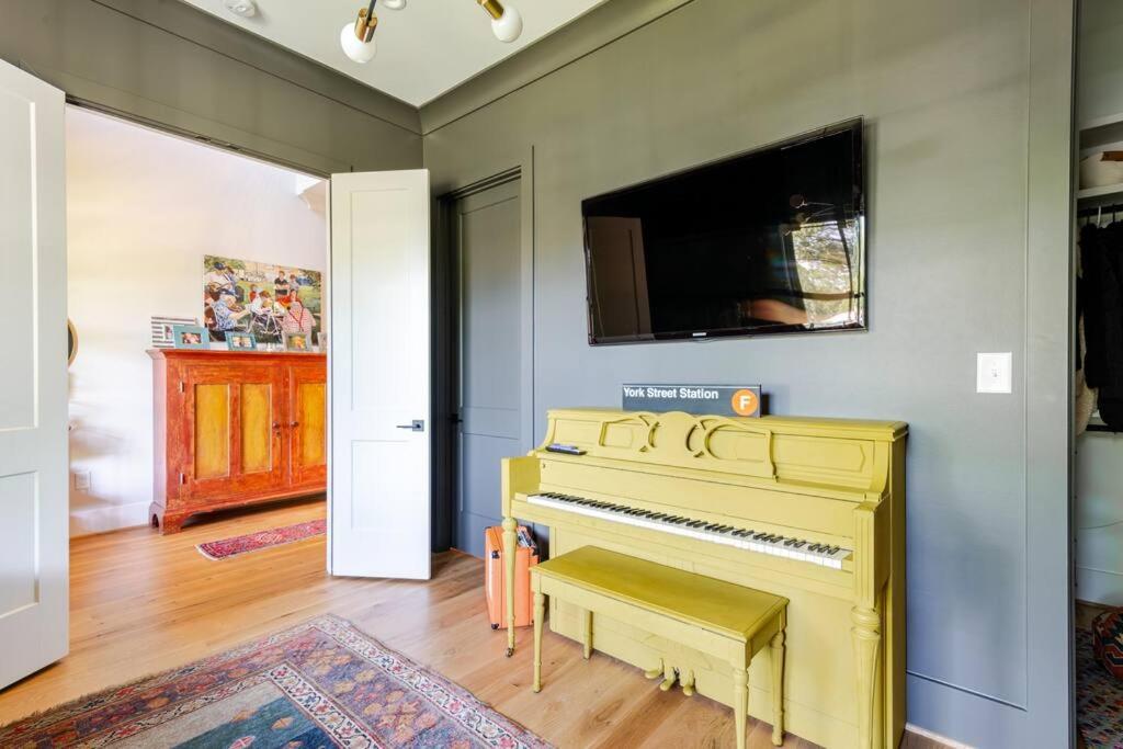 Brand New 5 bedroom, 5 minutes to Uptown!