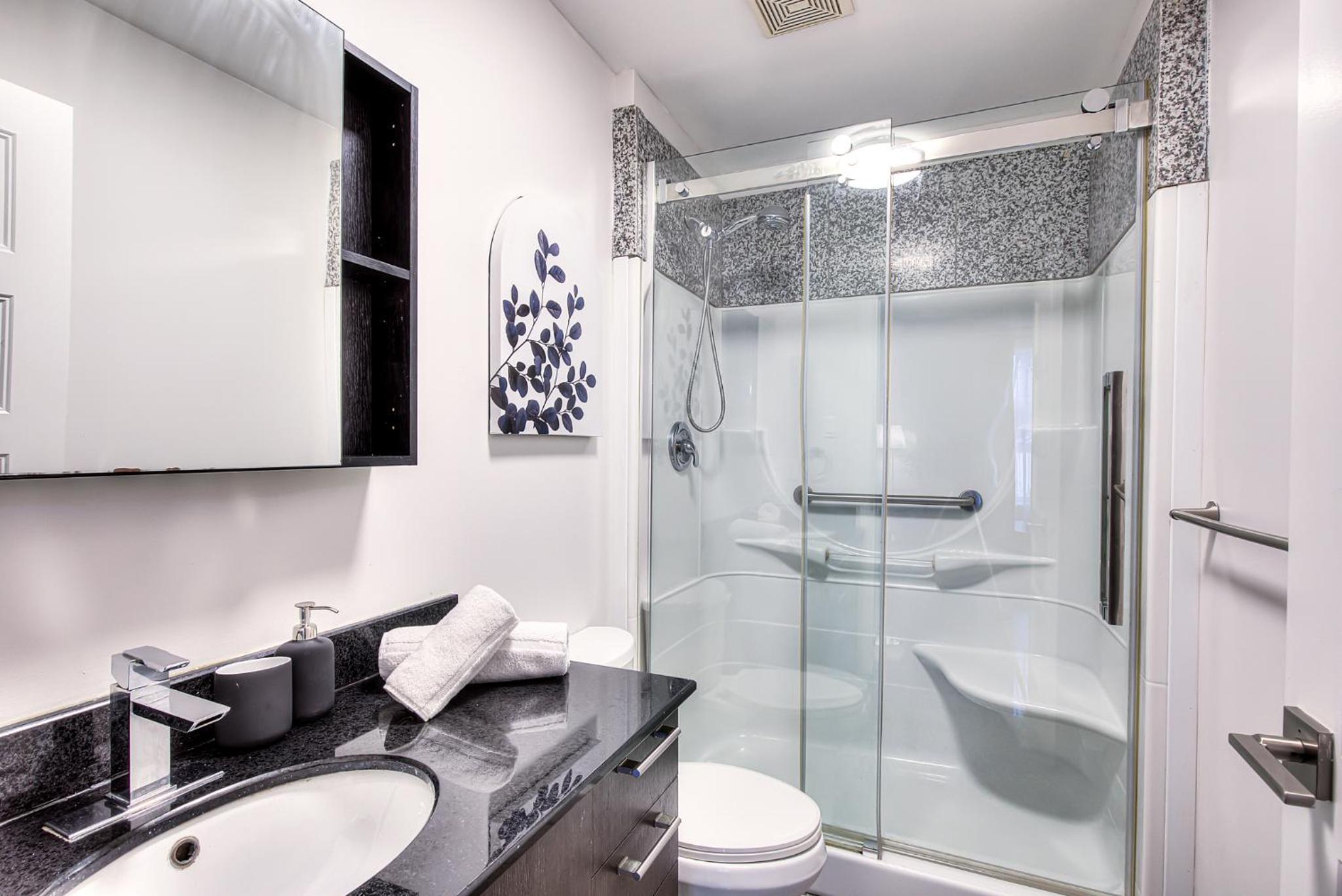 Mackay Street Downtown - Bell Center, Nightlife, & Metro at your doorstep!