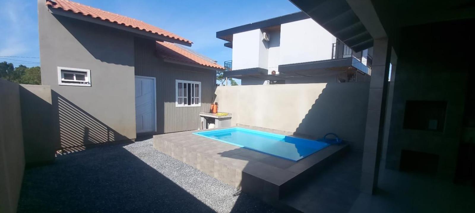 Casa com piscina A 250 METROS DA PRAIA de Canto Grande BOMBINHAS
