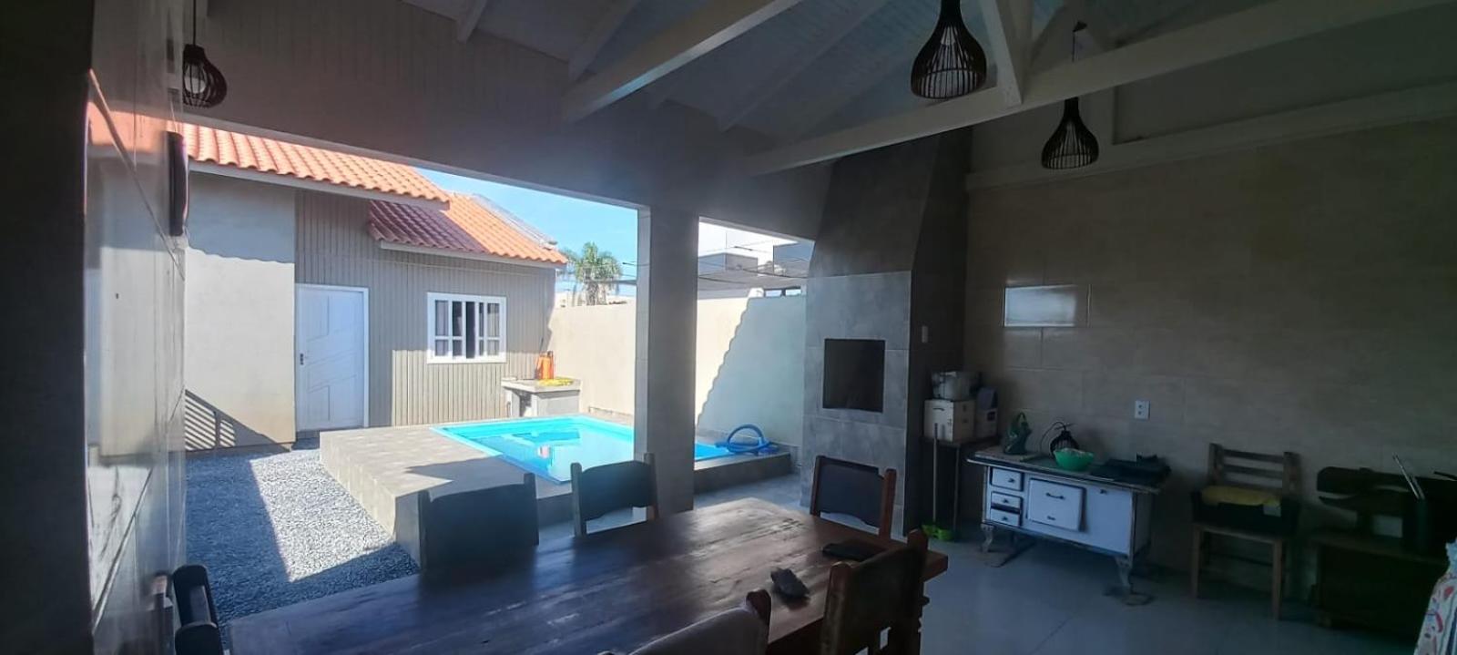 Casa com piscina A 250 METROS DA PRAIA de Canto Grande BOMBINHAS