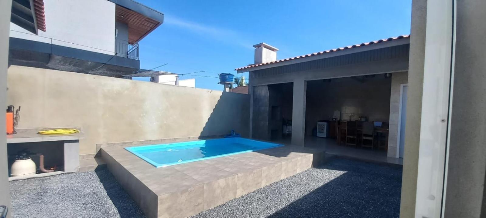 Casa com piscina A 250 METROS DA PRAIA de Canto Grande BOMBINHAS