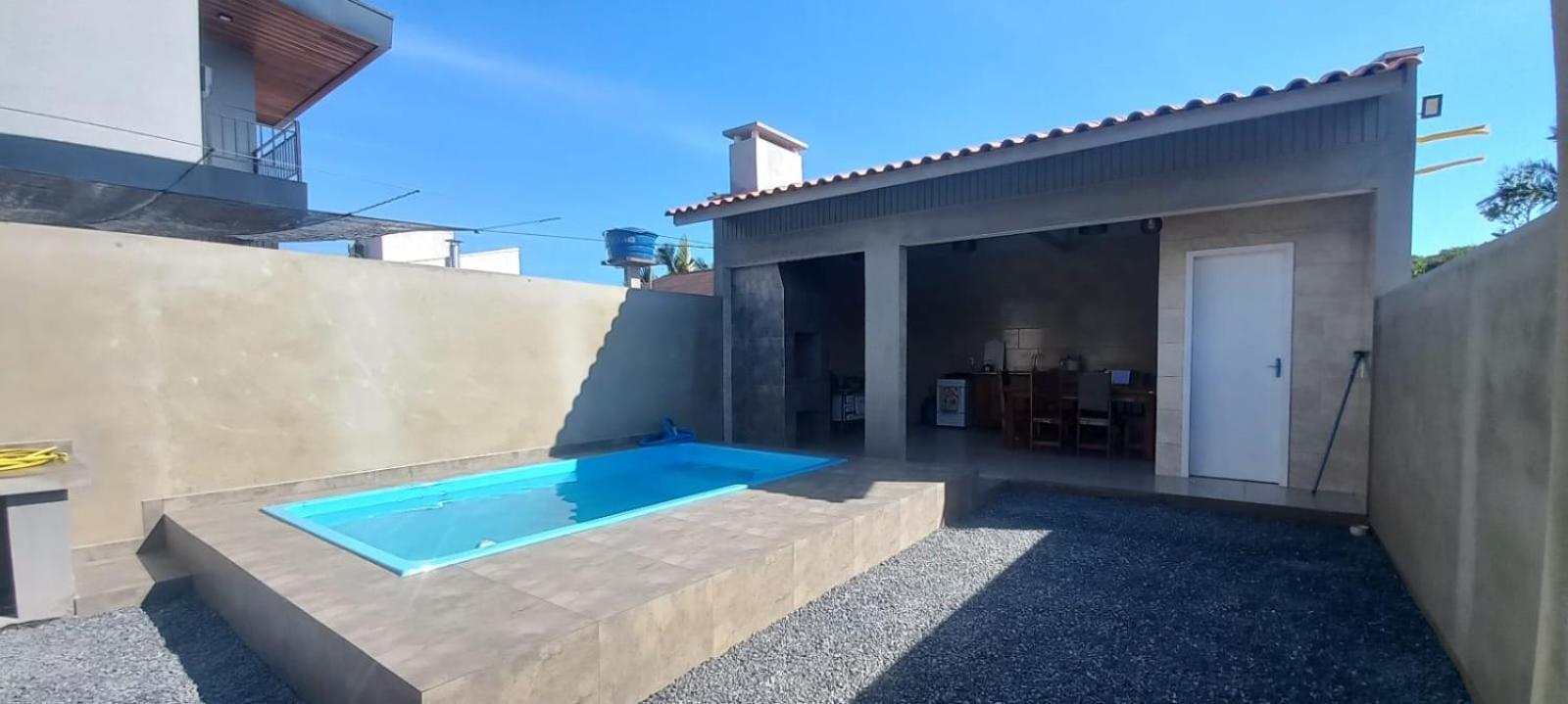 Casa com piscina A 250 METROS DA PRAIA de Canto Grande BOMBINHAS