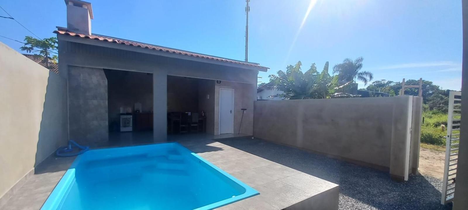Casa com piscina A 250 METROS DA PRAIA de Canto Grande BOMBINHAS