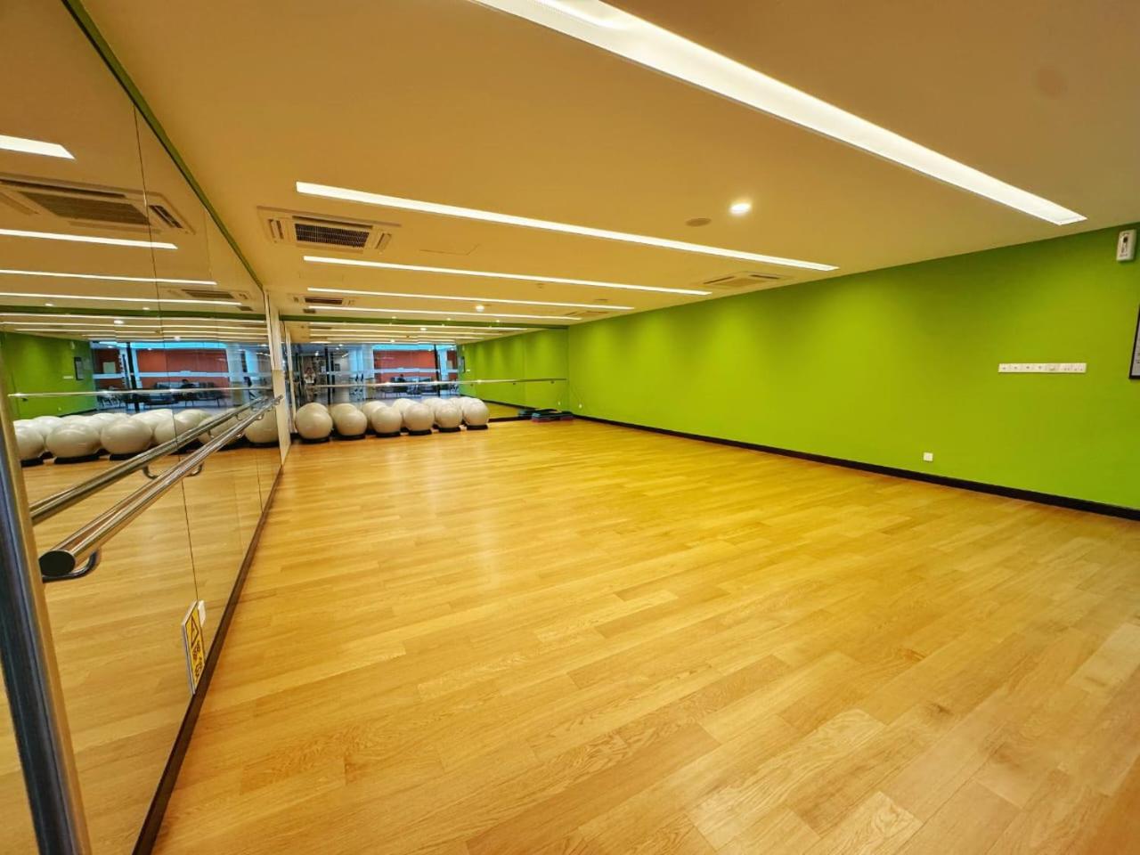 The Bess Hotel Tokyo is located adjacent to Singapore and offers sea views It is a three bedroom family business smart room with sea views in Princess Bay
