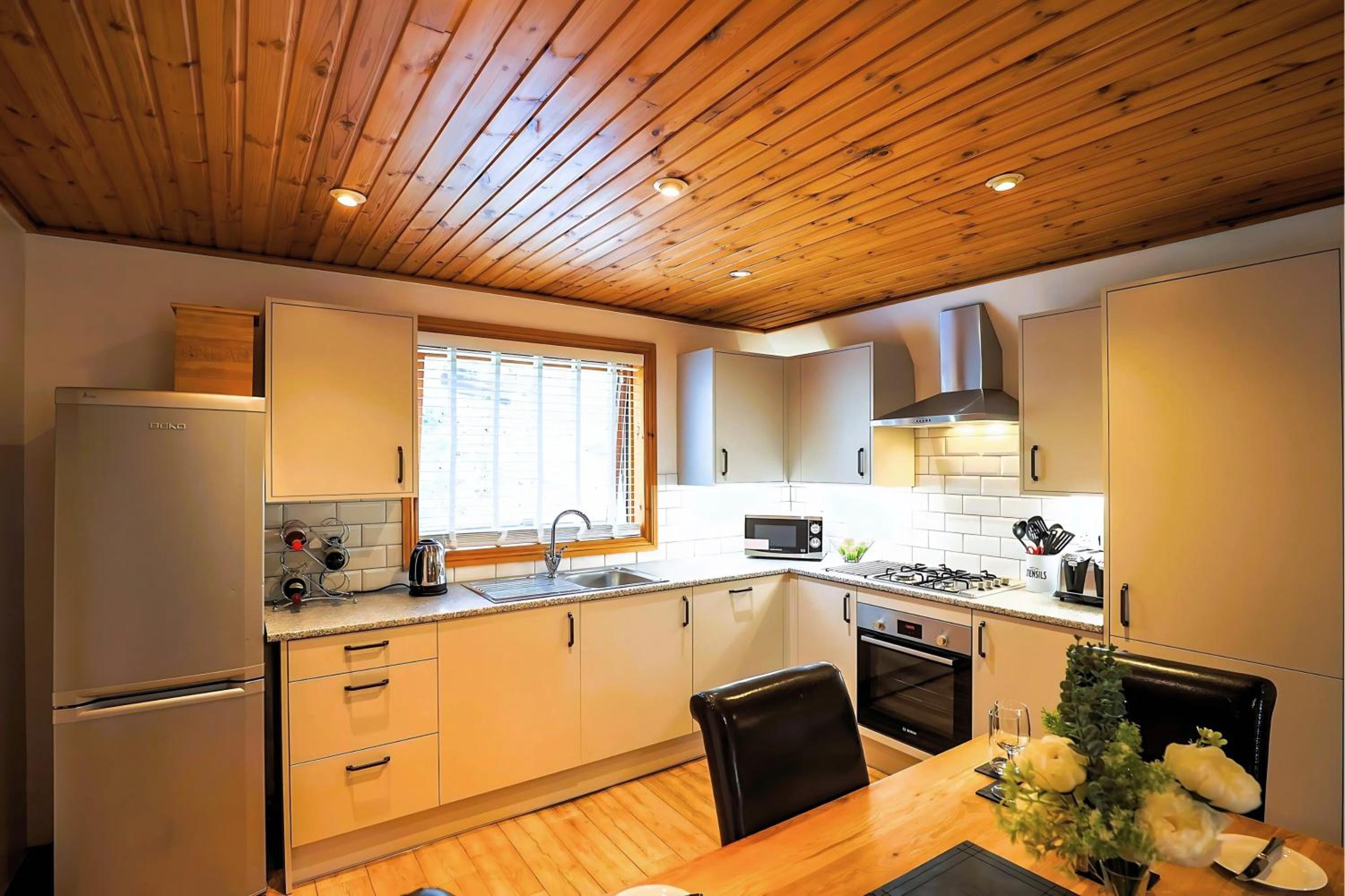 Oak Tree Lodge - A Romantic Getaway- Finlake Resort & Spa - Devon view 4