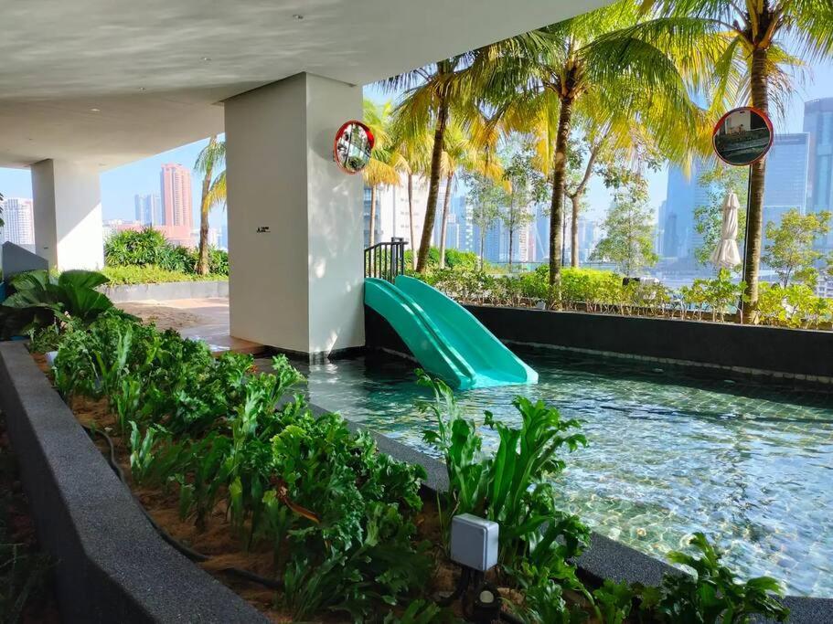 8 Pax Continew 2R2B Premium Amenities 10mins to KLCC TRX