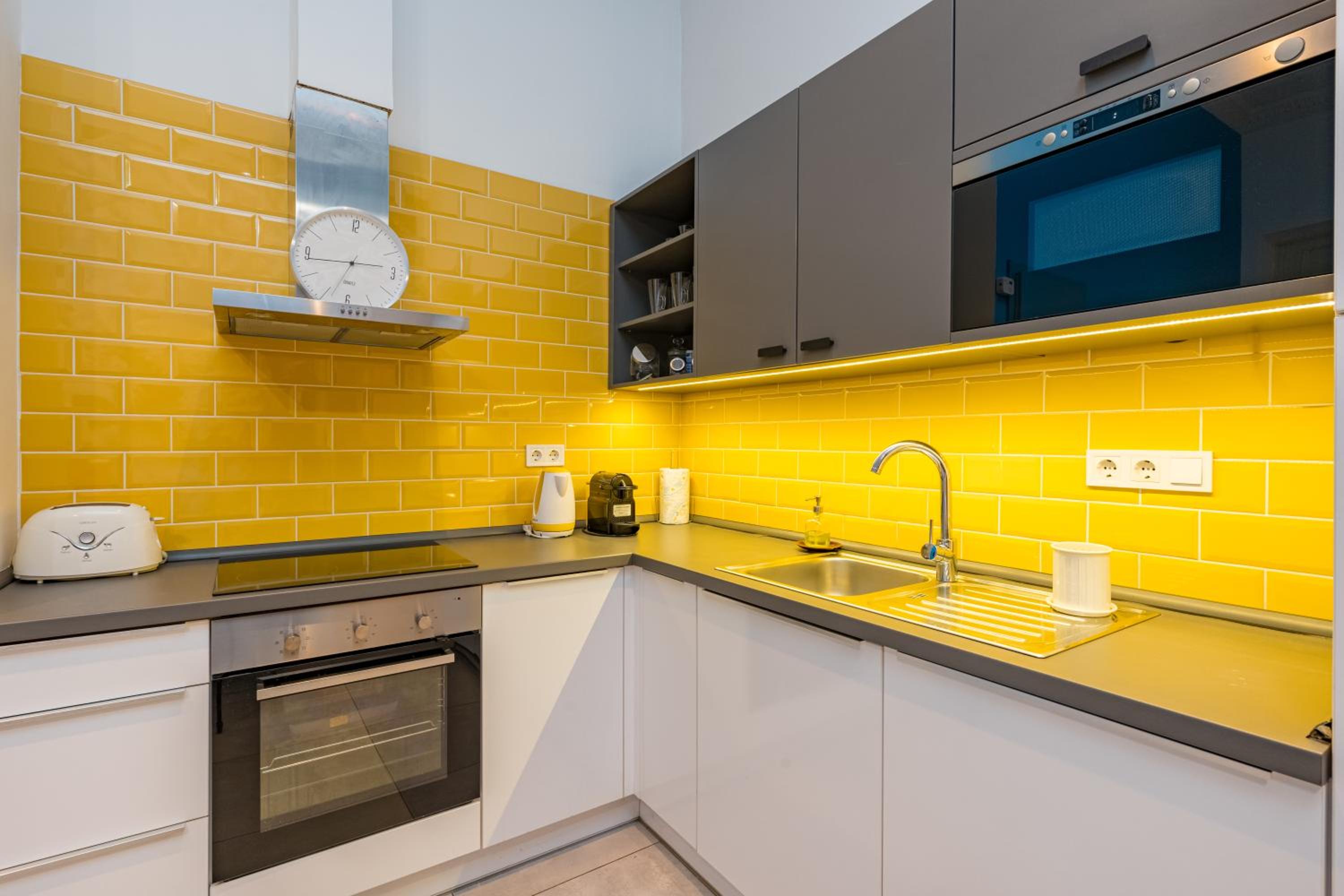 FACES Apartment - Funky design in vibrant centre view 3