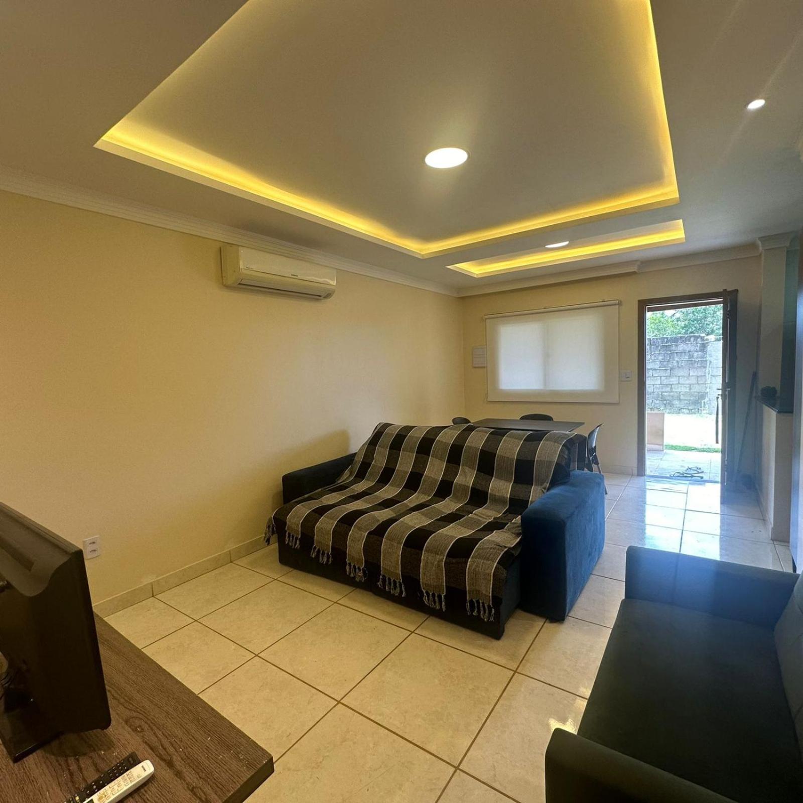 casa com picina na praia ponta da fruta