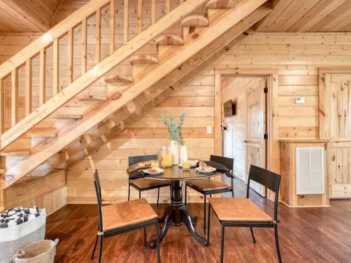 Charming Smoky Mountain Cabin w Hot tub & Views