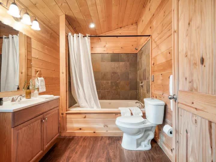 Charming Smoky Mountain Cabin w Hot tub & Views