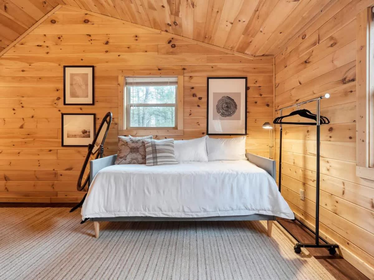 Charming Smoky Mountain Cabin w Hot tub & Views