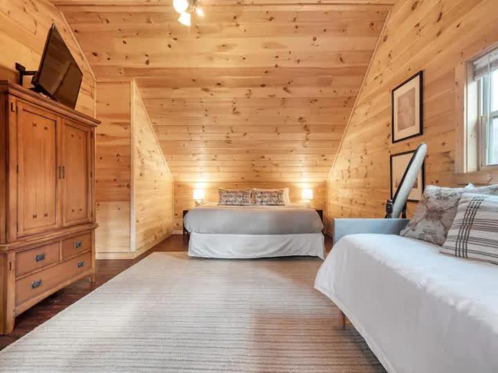 Charming Smoky Mountain Cabin w Hot tub & Views